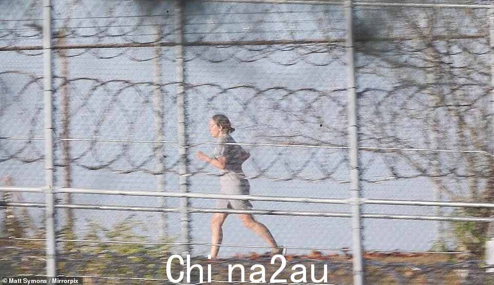 名誉扫地的英国社交名媛麦克斯韦一直通过跑步和打垒球来保持健康——她显然对这些“着迷”