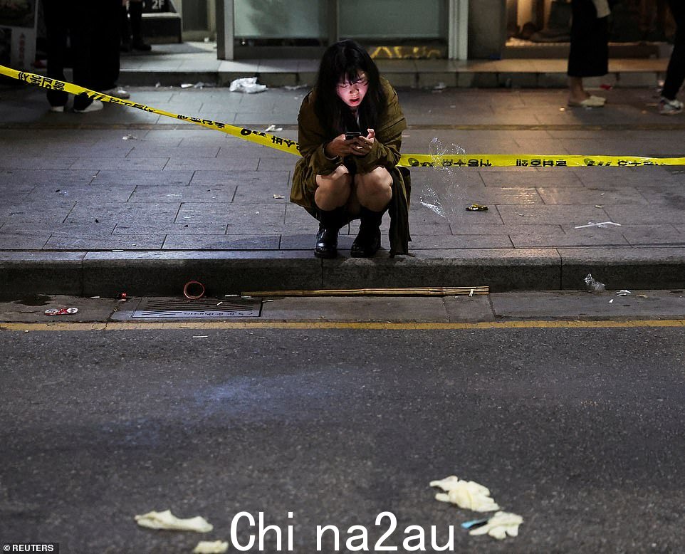 那些陷入迷恋的人感到震惊,他们检查手机试图联系失踪的亲人或拥抱彼此