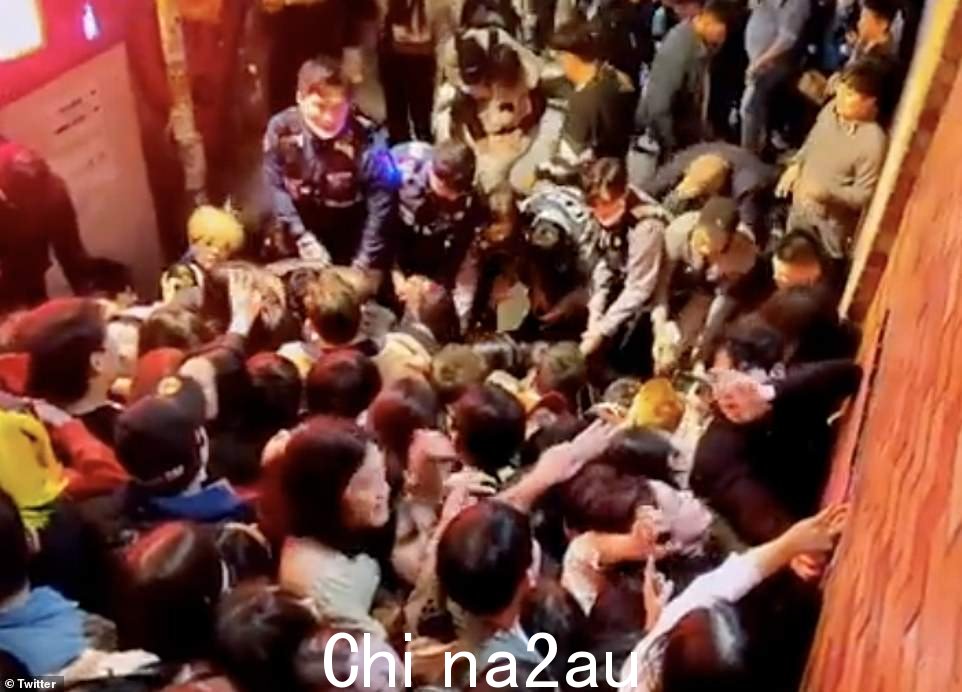 急救人员紧急从人群中救出最需要医疗救助的人