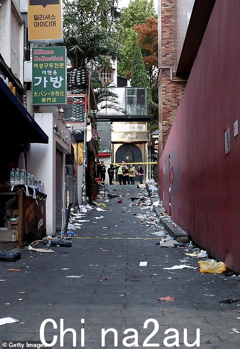 图:周日早上可以看到小巷。随着警方继续调查这起悲剧,它仍然处于封锁状态