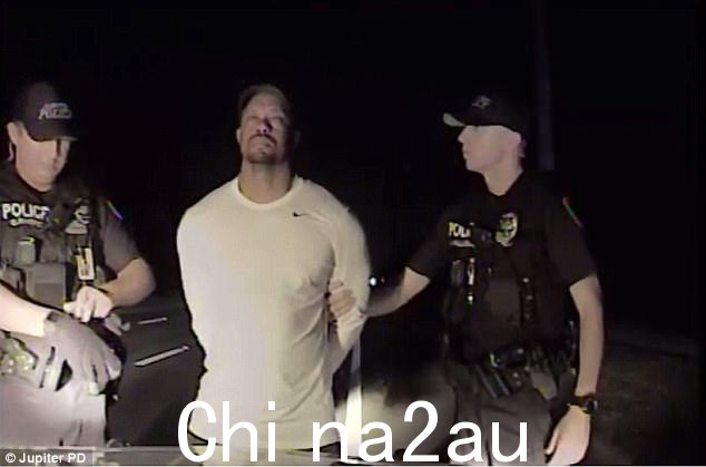 警方行车记录仪镜头已发布,显示伍兹在当局停在他的车后