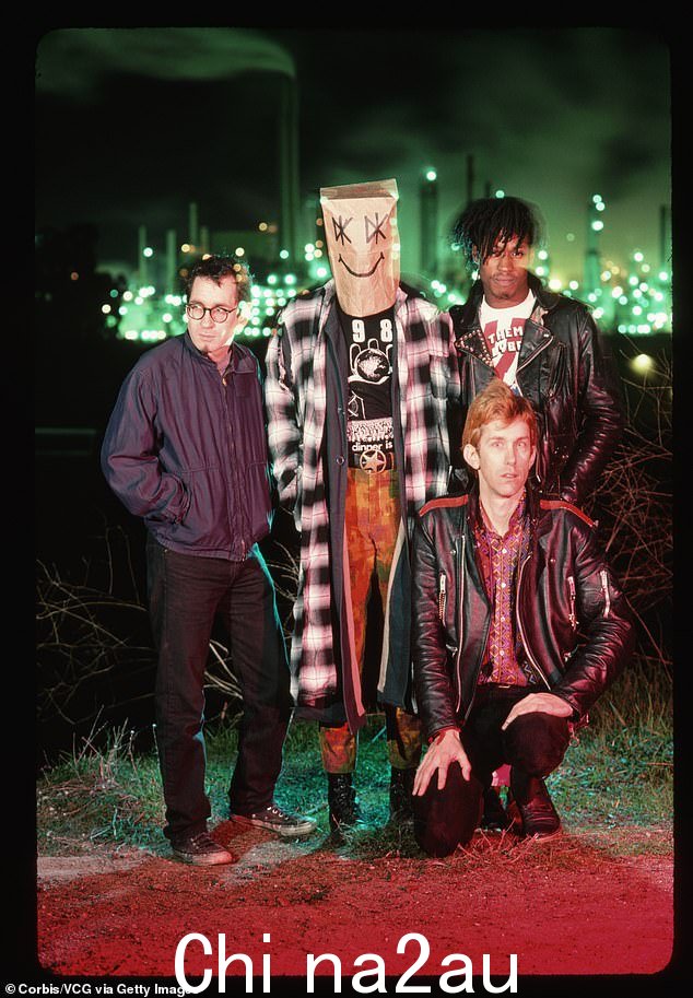 The Dead Kennedys (左起:Klaus Flouride、Jello Biafra、East Bay Ray (跪着) 和 D. H. Peligro) 在炼油厂前摆姿势