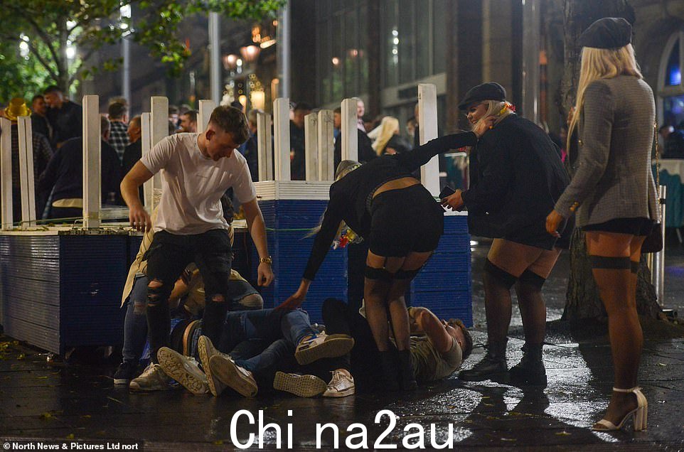 全国上下的大多数城市都保持平静,尽管随着狂欢者加入狂欢,许多地方的夜幕变得越来越混乱