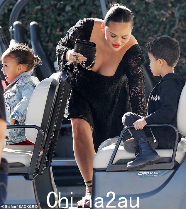 她的孩子们:这个周末,怀孕的 Chrissy Teigen 和她六岁的孩子 Luna 和四岁的 Miles 一起享受了万圣节前的郊游