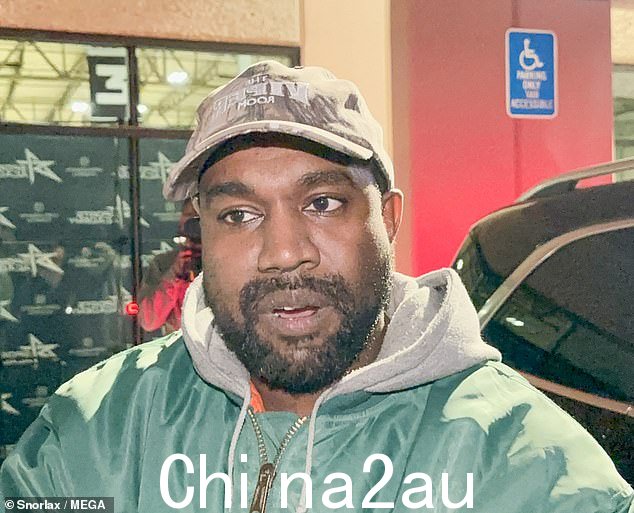 West 对聚集在一起的摄影师进行了详细的交谈,但他所说的大部分内容都毫无意义