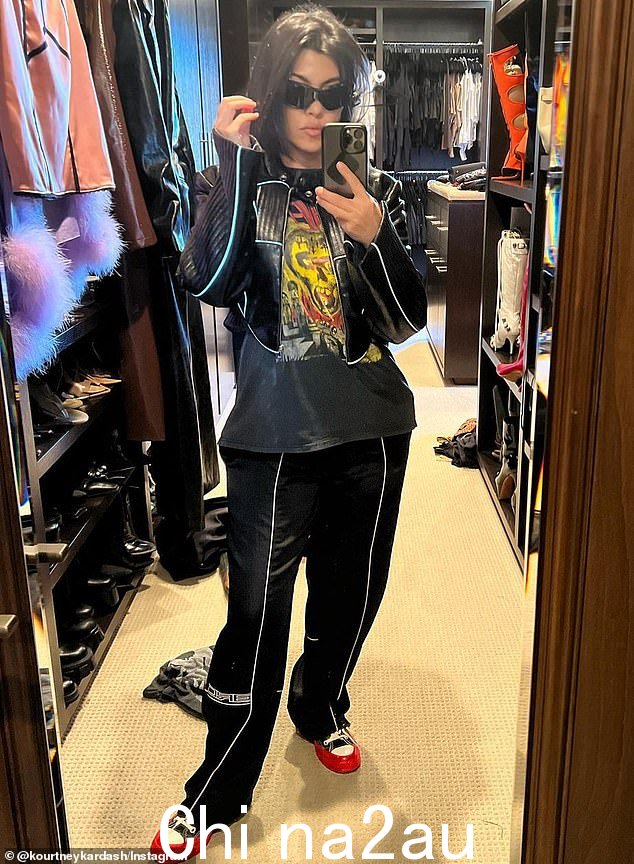 炫耀:考特尼·卡戴珊 (Kourtney Kardashian) 在她周六发布的一张新 Instagram 专辑中引导了她丈夫特拉维斯·巴克 (Travis Barker) 的摇滚风格