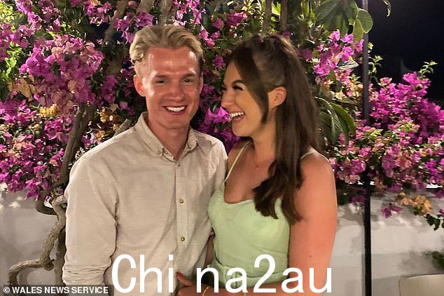 Arabella Ashfield 在 Facetime 上惊恐地看着她的男友 James East(合照)坠入泰晤士河而死