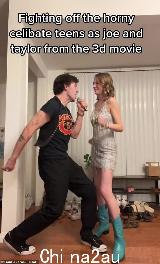他们在舞台上的着装:Joe 的弟弟还制作了双人格斗舞的 TikTok,并搭配了电子游戏的格斗音效