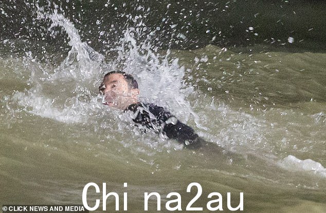 Splash: Danny 的特技替身拍摄了大海中的戏剧场景
