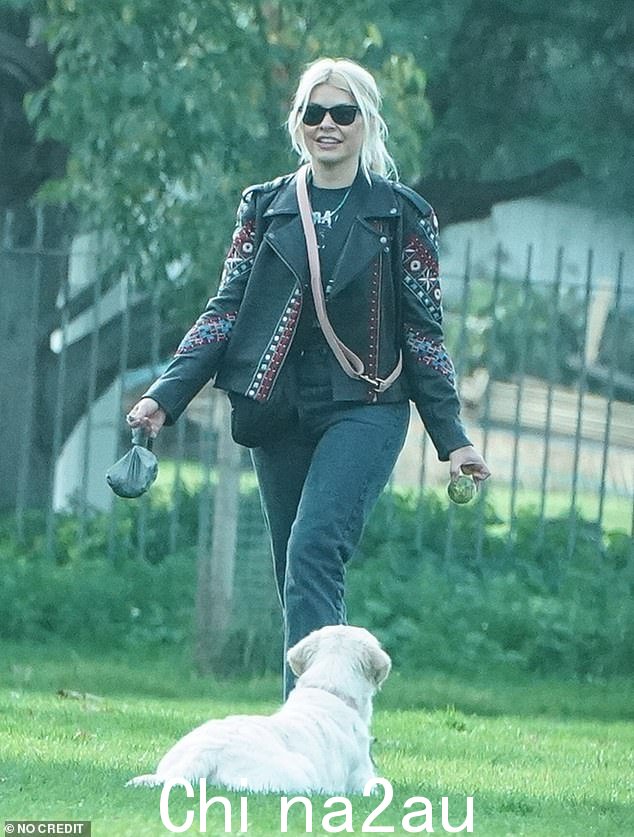 Day out: Holly Willoughby 在今天早上被 60 岁的 Phillip Schofield 尴尬地打断后,带着她的小狗散步,周六穿着别致的休闲装出门