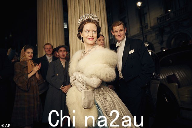 由左岸影业制作的《王冠》最初由 Claire Foy(如图)饰演年轻的女王,然后在第三季中与 Olivia Colman 一起重铸