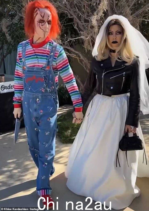 周日，43 岁的 Kourtney Kardashian 和 46 岁的 Travis Barker 参加了在 Khloe Kardashian 家举行的万圣节派对时，他们为 Chucky 夫妇的新娘装扮“class=