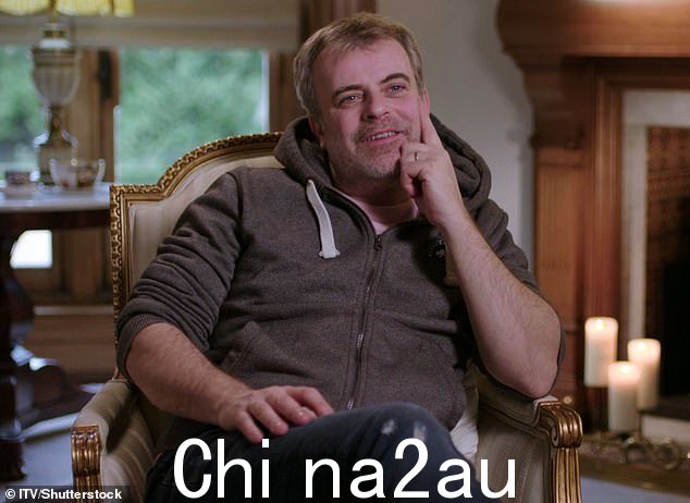 哦哇!扮演史蒂夫·麦克唐纳 (Steve McDonald) 的科里演员承认,他与妻子艾玛·格利夫 (Emma Gleave) 分享的三个儿子将对他的新面貌感到“羞愧”(摄于 2021 年)