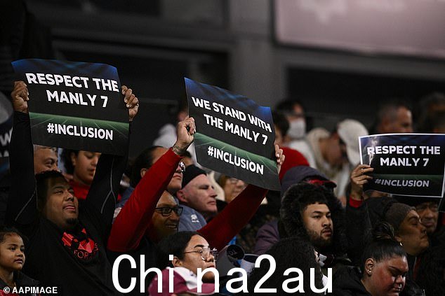 球衣分裂海鹰队的支持者,与一些人痛斥这七名抵制者,而其他球迷则呼吁尊重他们的决定