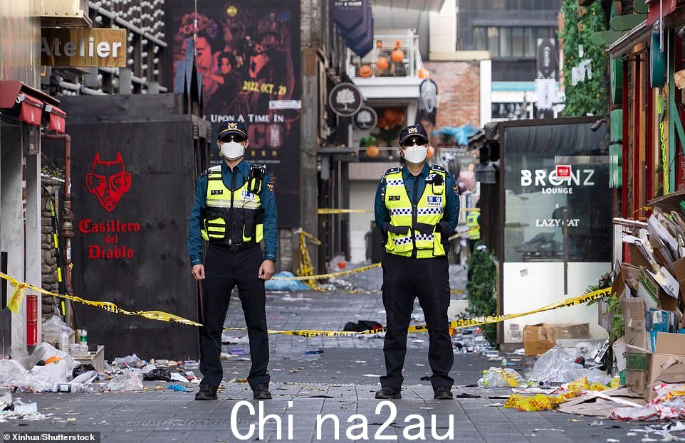 在首尔梨泰院发生致命踩踏事件的现场,官员们守卫着,因为该国总统尹锡烈誓言要彻底调查该国有史以来最严重的灾难之一