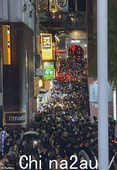 踩踏事件发生前不久的图片显示,数百人挤在小巷子里