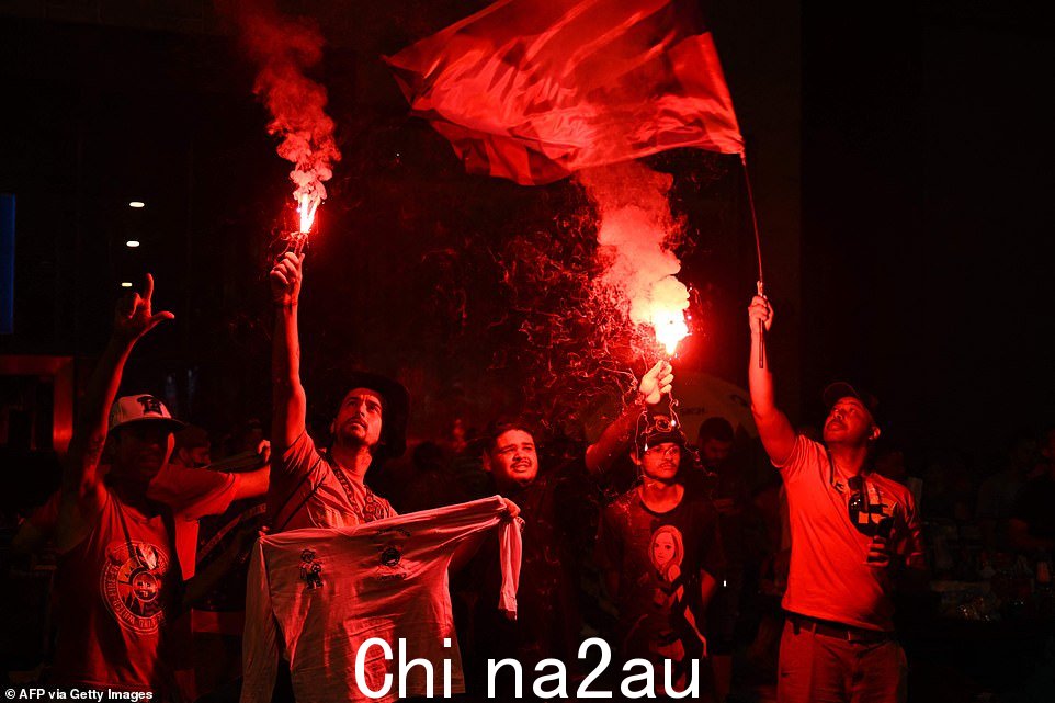 Luiz Inacio Lula da Silva 的支持者巴西圣保罗保利斯塔大道总统决选投票计票期间的 t 耀斑