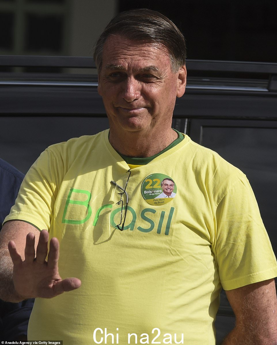 Bolsonaro 今天早上在里约热内卢投票后不久 - 他最终以微弱优势输掉了选举