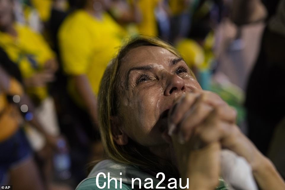 巴西总统贾尔·博尔索纳罗的支持者在巴西里约热内卢举行的总统决选投票结束后,一边看着部分结果一边祈祷,