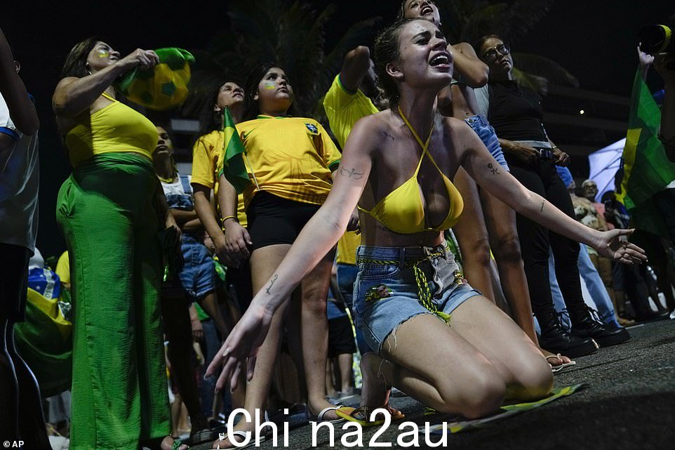 正在竞选连任的现任 Jair Bolsonaro 的支持者在投票结束后等待选举结果