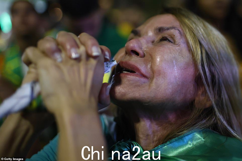 自由党候选人博尔索纳罗的支持者齐聚总统府2022 年 10 月 30 日在巴西里约热内卢举行的决选日
