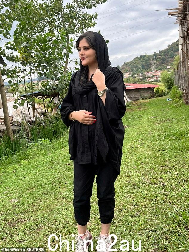 Mahsa Amini 在德黑兰被伊朗道德警察拘留后于 9 月 16 日在拘留期间死亡