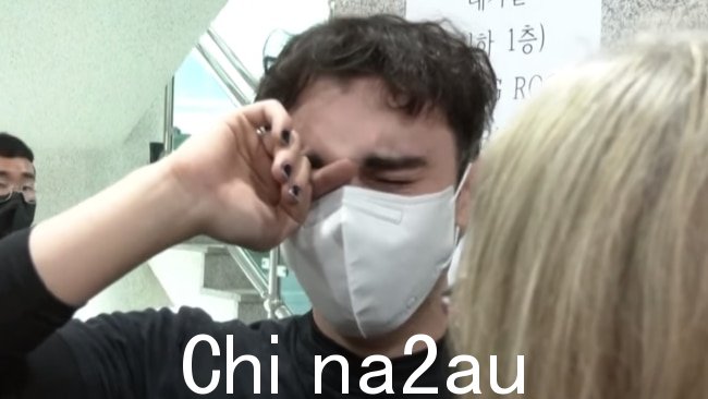 Aussie Nathan Taverniti 说,当他们陷入踩踏事件时,他和 Rached 女士和另外两个朋友在一起,但他无法拯救这位 23 岁的年轻人,尽管他的最大努力。图片:9频道