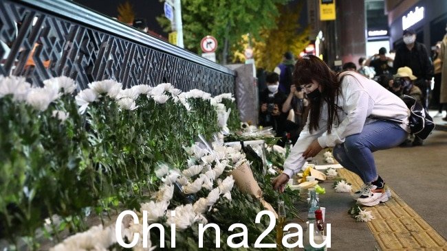 韩国已经进入了一段时期全国哀悼随着现场附近的鲜花贡品增长。图片:Chung Sung-Jun/Getty Images