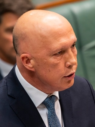 反对党领袖 Peter Dutton 切入 Anthony Albanese作为首选总理的领导。图片：Getty Images