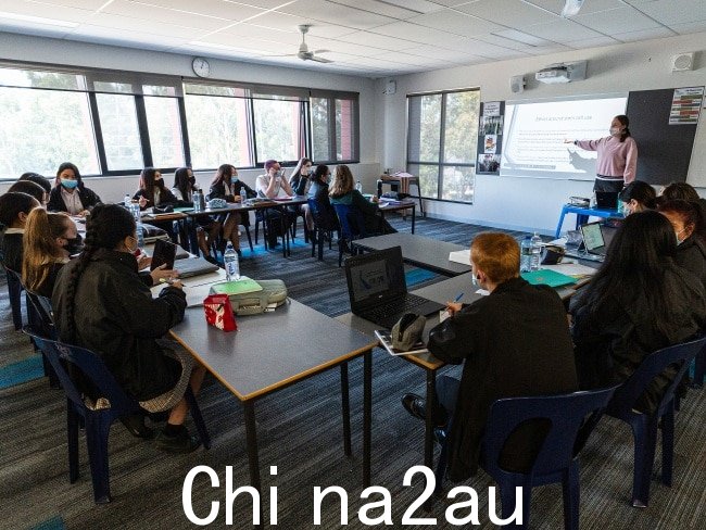 在 2020 年延长 COVID-19 封锁之后,墨尔本一所学校的高年级学生正在上课。图片:Getty Images