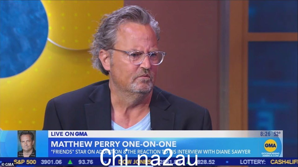 Matthew Perry 周一告诉他,多年来他是如何拼命地试图对他的朋友们的联合主演保密他的吸毒和酗酒成瘾的秘密,但现在希望他们都能阅读他关于这件事的新回忆录