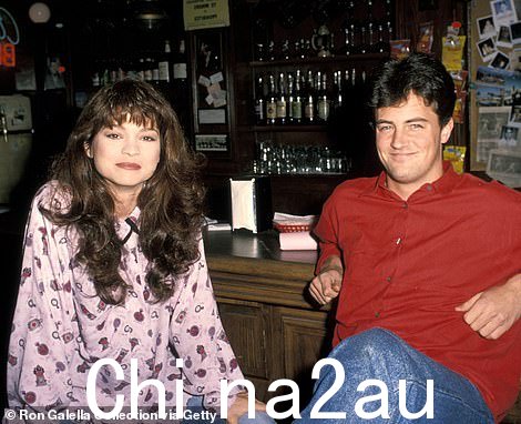 Valerie Bertinelli 和 Matthew Perry 在 1990 年的悉尼片场