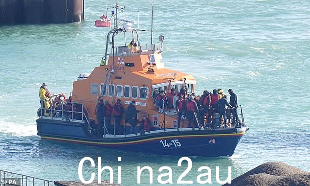 一群被认为是海峡移民上周在多佛被带上岸的