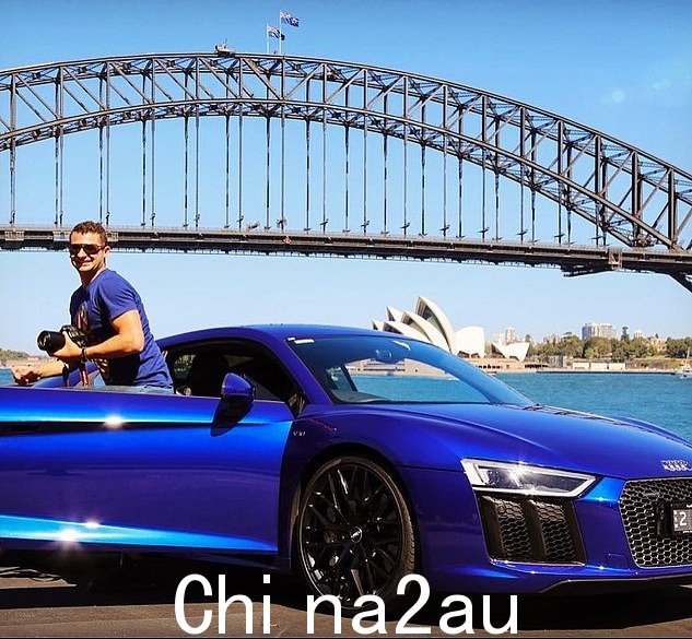 Mr Koletti's blue带有定制车牌的敞篷奥迪 R8 V10 在拍卖会上以 295,000 美元的价格售出。她在 2016 年为他买了它