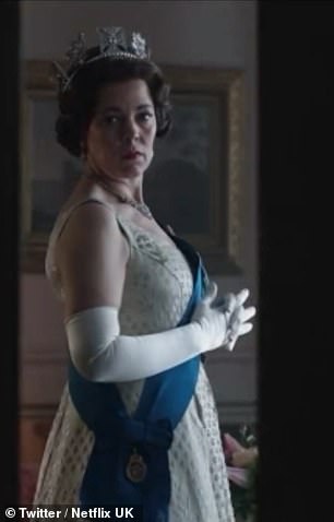 Olivia Coleman 身着闪闪发光的礼服和皇冠