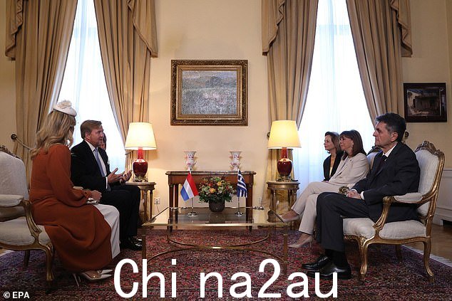 在希腊总统府会面期间(如图),王室夫妇(左)还会见了 Katerina Sakellaropoulou 的搭档 Pavlos Kotsonis(右)