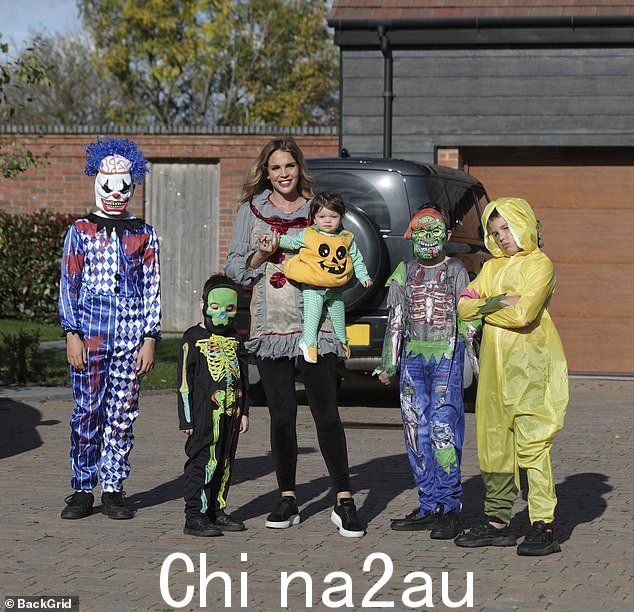 幽灵季节:Danielle celebrat上周她和五个孩子一起打扮的万圣节(L-R Archie,11 岁,Ronnie,4 岁,Danielle,Autumn,11 个月,George,8 岁,Harry,10 岁)