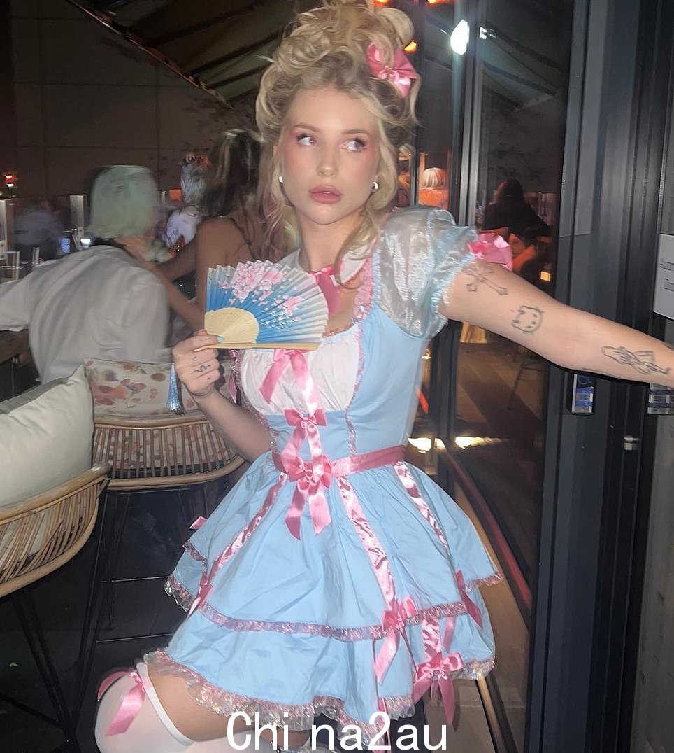 D: Lottie 今年的万圣节装扮绝对是对一个非常知名的角色的性感转折,这使得很难确定她的身份