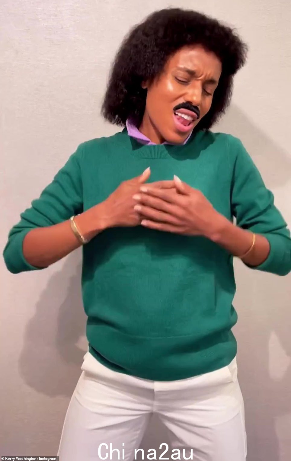 G: Kerry Washington 身着绿色毛衣和修身的白色长裤,重现了 1982 年首张个人录音室专辑的封面,该专辑由 Motown Records 发行。=
