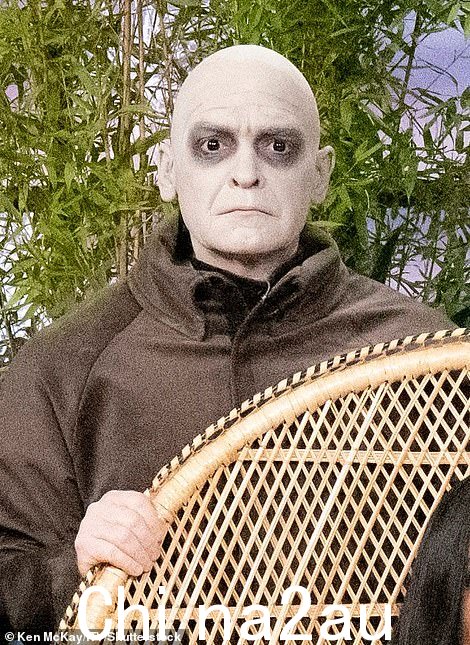 他的发型:Phillip Schofield 戴上一顶光头帽,把自己涂成灰色来扮演 Fester 叔叔