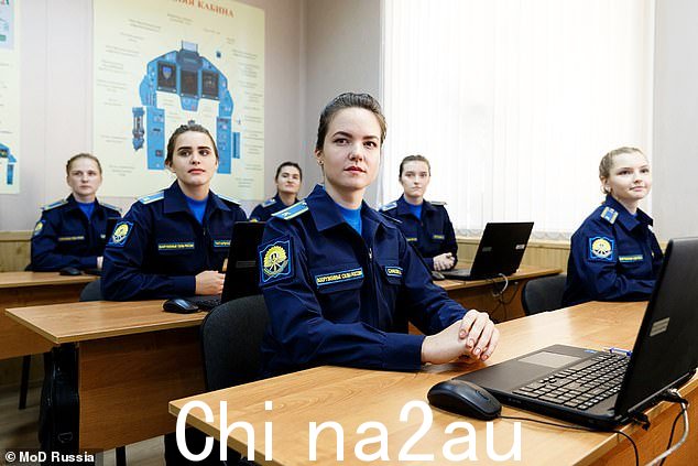 新动员女性接受战略核轰炸机和运输机使用训练