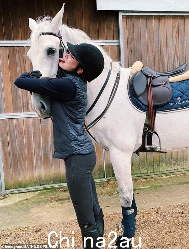 Equestrian Mathilde,21 岁,从 10 岁起就开始参加比赛,并定期在 Instagram 上更新她的 65.3k 粉丝,用她的马匹可爱的照片(如图)