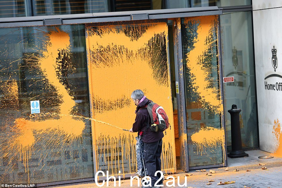 有人看到一个 Just Stop Oil 生态狂热者正在浇灌内政部今天早上在团体抗议的第 31 天早上喷洒橙色喷雾