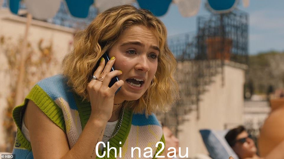 Portia 打电话:Portia 打电话给朋友 Sarah,告诉她她多么讨厌她作为 Tanya 助手的工作,因为她的朋友告诉她要一些 d**k
