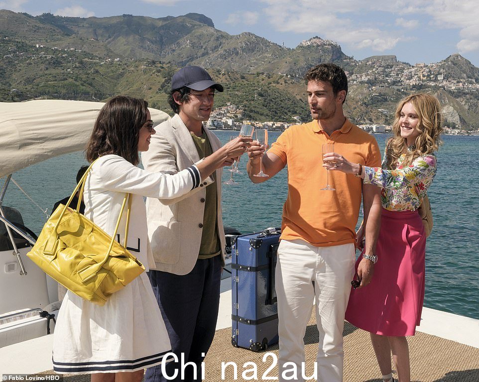Luggage: 两对夫妇 - Harper (Aubrey Plaza) 和 Ethan (Will Sharpe) 以及 Cameron (Theo James) 和 Daphne 到达,尽管 Cameron 的行李丢失了