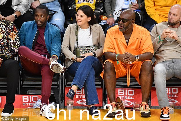 Rich、Fara 和 Corey:发现 Paul 和 Gamble 都坐在场边,Paul's Klutch Sports 首席运营官 Fara Leff 坐在他们中间