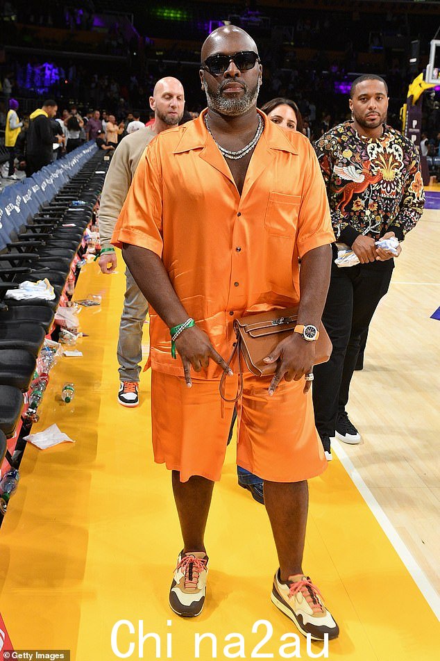 Corey 的样子:他和 Kris Jenner 的长期男友 Corey Gamble 一起参加了比赛,他穿着亮橙色衬衫和配套短裤