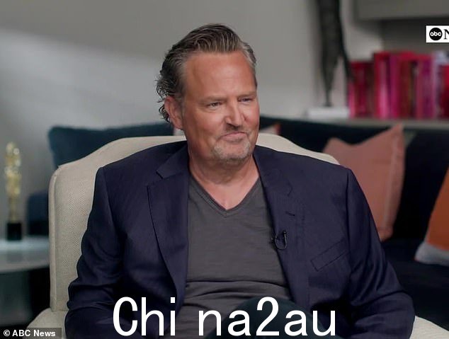 最新消息:53 岁的马修·佩里 (Matthew Perry) 说,他的成瘾之路始于他十几岁时喝了一整瓶酒。这位老友记演员周五与 ABC 新闻的黛安·索耶 (Diane Sawyer) 聊天时说,他“在 14 岁的经历之前从未喝过酒,这对他产生了巨大的影响