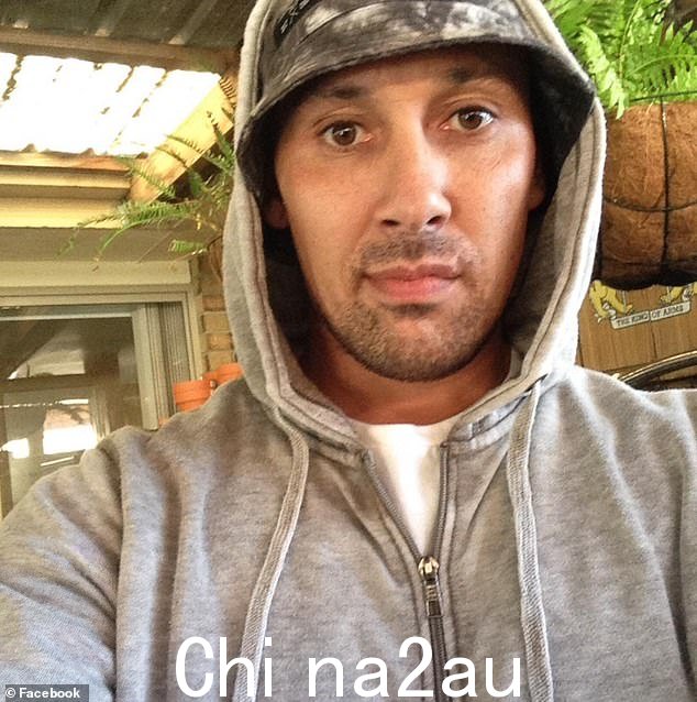 新西兰人布拉德·西诺蒂 (Brad Sinoti) 在等待被从澳大利亚驱逐出境并返回他的国家时,揭开了拘留中心类似监狱的生活条件的面纱