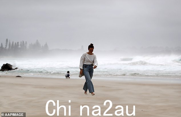 从拜伦湾(如图)一直到最南端的伊甸园,整个新南威尔士州海岸的风警告仍然存在